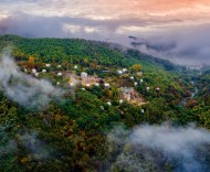 在矿墟之上，支起一顶绿意帐篷