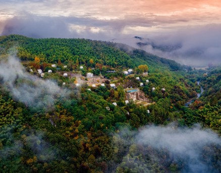 在礦墟之上，支起一頂綠意帳篷