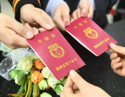 发钱催婚，为什么越催越远？